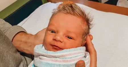 Noworodek z blond czuprynką. Mama była w szoku: "myślałam, że będzie łysy"
