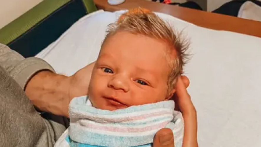 Chłopiec urodził się z blond włosami