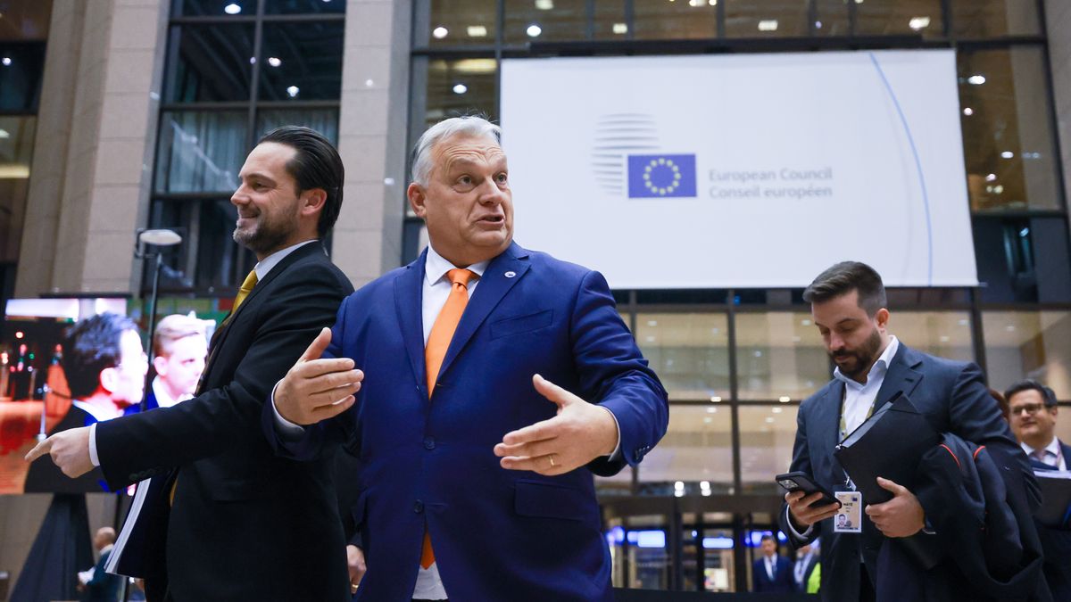 Hungarian Prime Minister Viktor Orban gestures on the way to the last press conference of his presidency at the end of the EU Summit in Brussels, Belgium, 19 December 2024. EU leaders met in Brussels to discuss Ukraine, the EU in the world, the Middle East, resilience and preparedness, migration and foreign policy issues. EPA/OLIVIER HOSLET Dostawca: PAP/EPA.