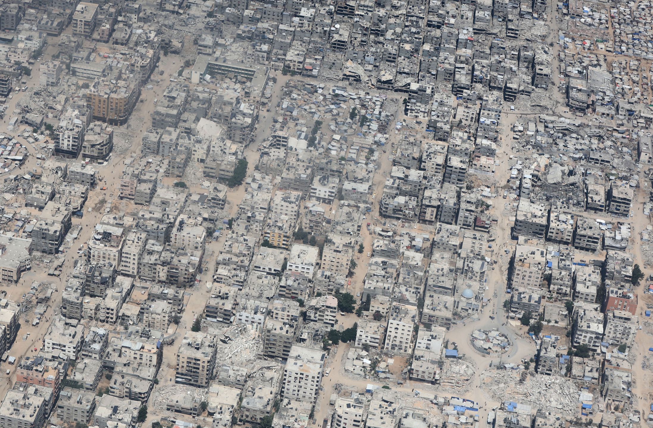 Miasto Gaza. Ujęcie z samolotu zrzucającego pomoc humanitarną