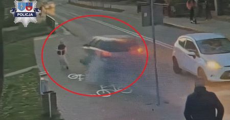 Cudem ominął dziecko. Potem spadł z wiaduktu. Wstrząsające nagranie