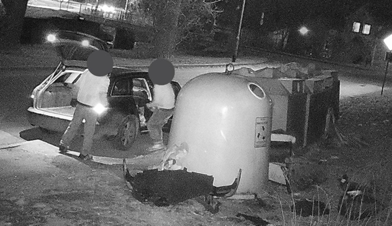 Fotopułapka wszystko nagrała. Oto, co dwaj mężczyźni zrobili w nocy