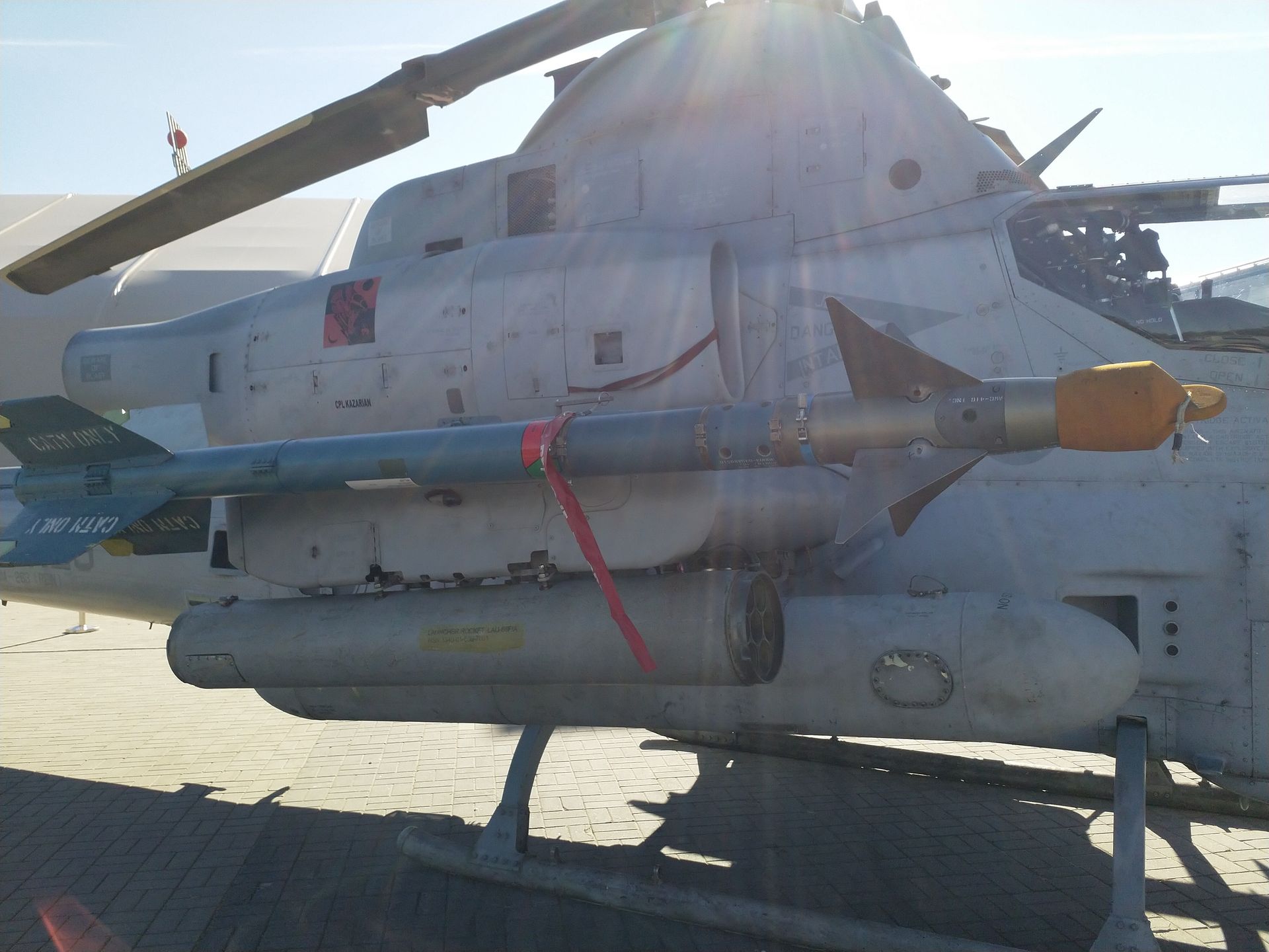 Treningowy AIM-9 Sidewinder na AH-1Z Viper. Brak głowicy bojowej i silnika rakietowego, ale sprawna głowica naprowadzająca.