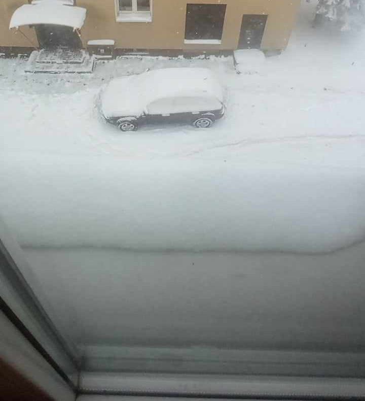 śnieg za oknem