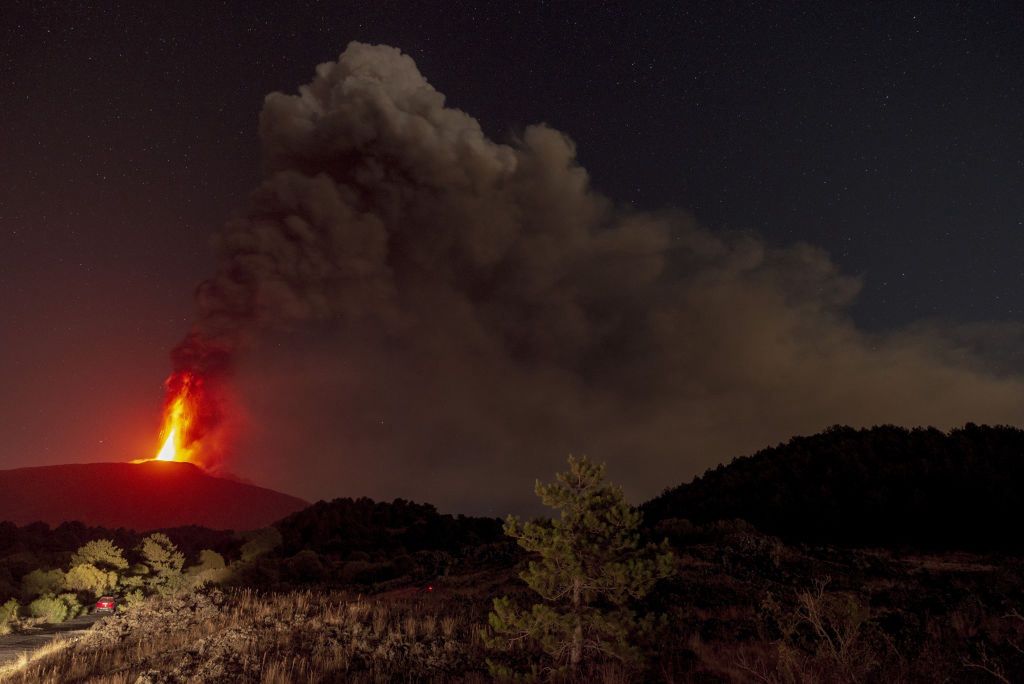 Mount Etna activity disrupts flights and daily life in Catania