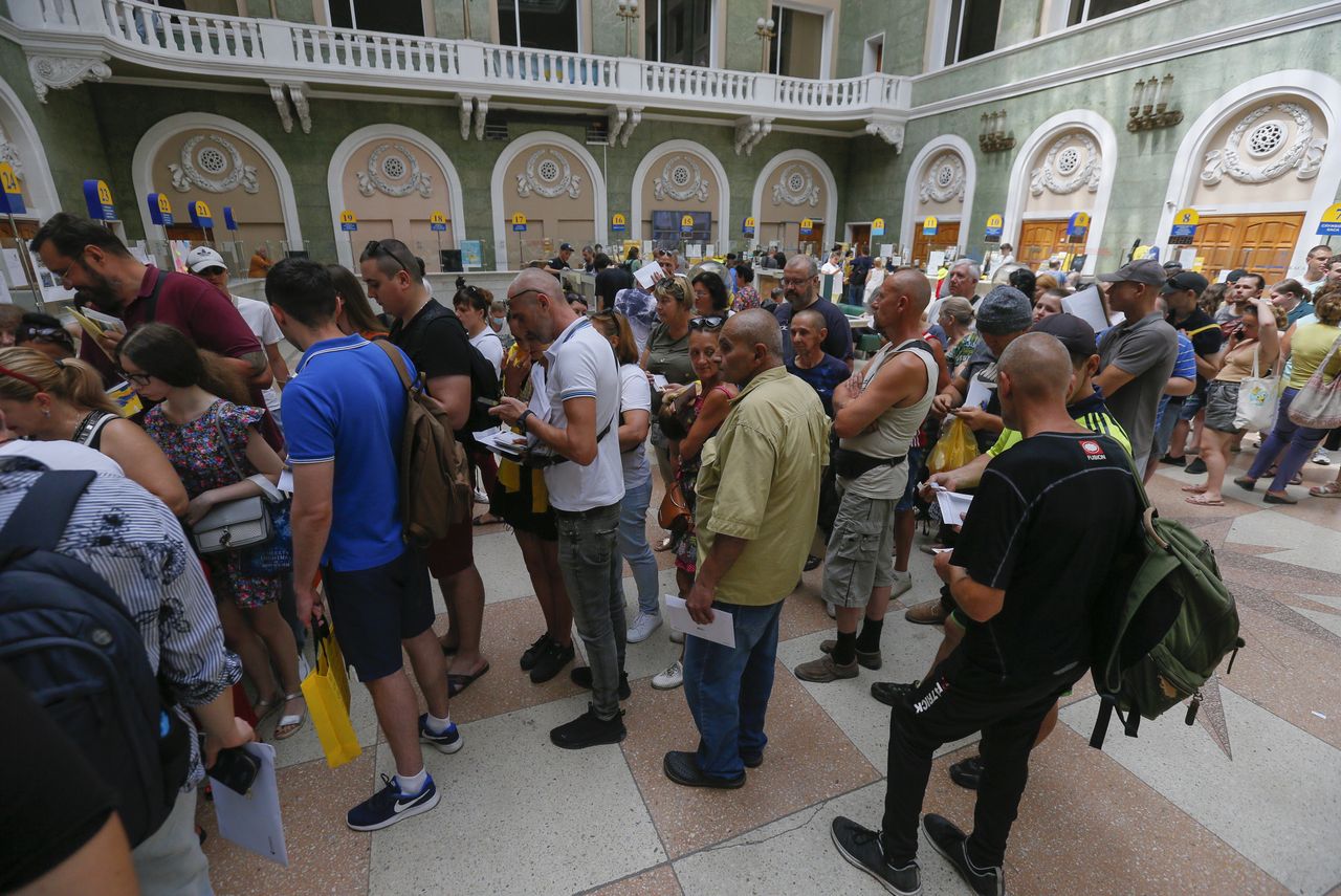 Ukraińcy stoją w kolejce po nowy znaczek pocztowy 