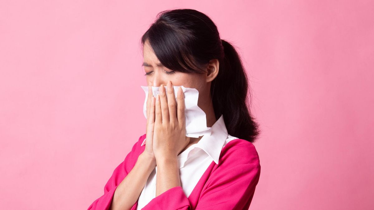 Jak pozbyć się kataru? To pytanie, na które odpowiedź nie jest tak oczywista. Katar ma wiele ma przyczyn. Może mieć podłoże wirusowe, bakteryjne lub alergologiczne.