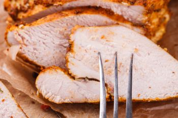 Nie tylko wędzone szynki. Na Wielkanoc zaskocz gości delikatną i pyszną domową wędliną z kurczaka