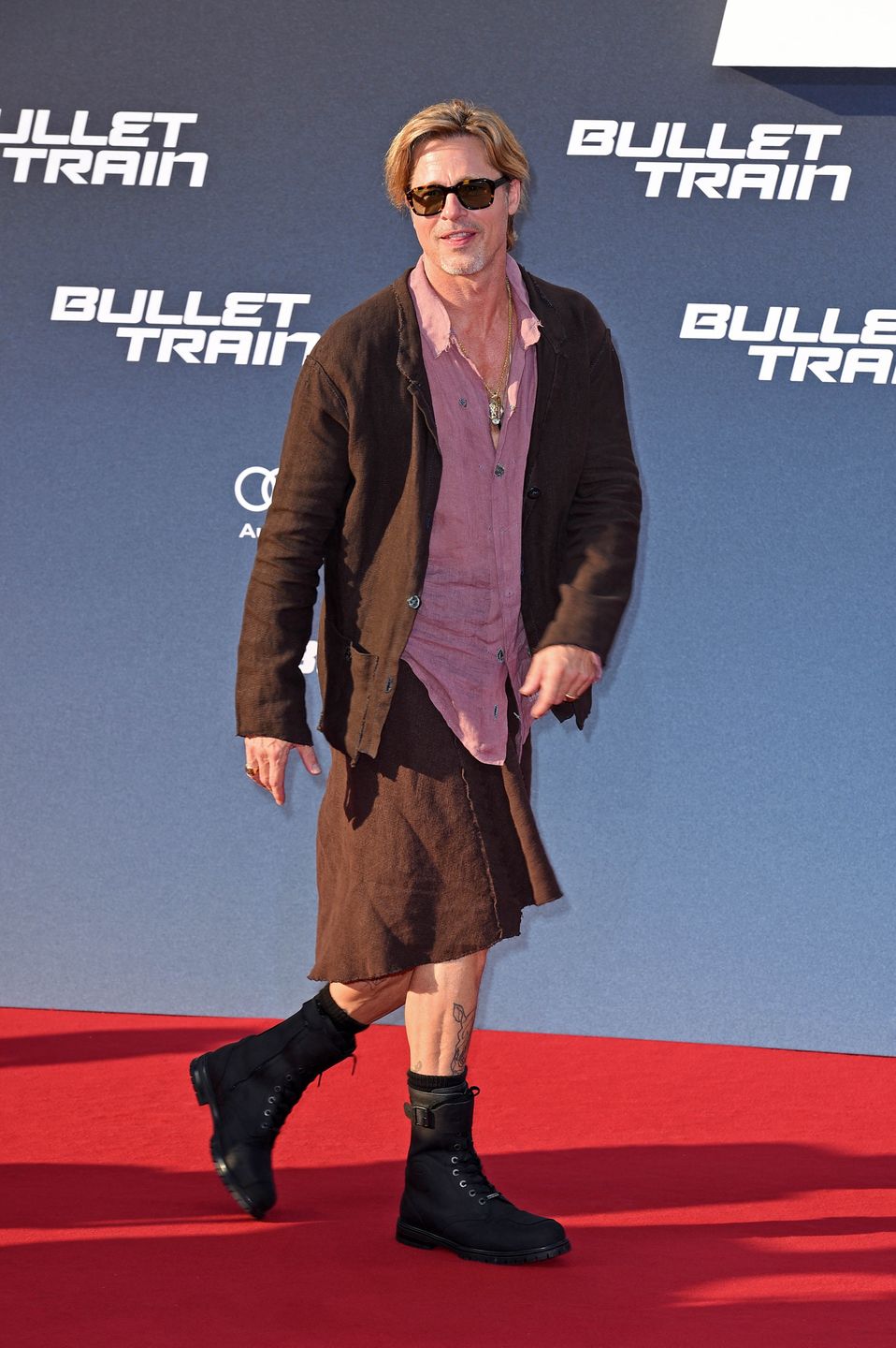 Brad Pitt eksponuje wytatuowane łydki w lnianej spódnicy