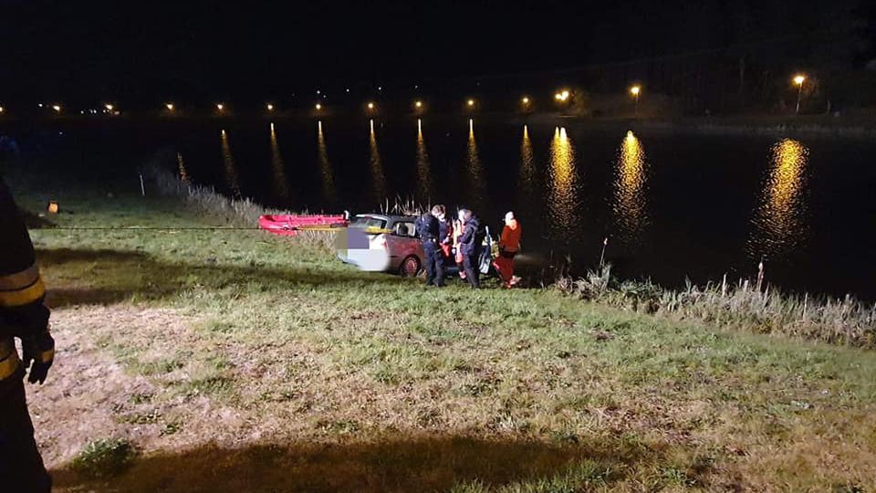 Bliżyn. Strażacy wyłowili samochód w z ciałem mężczyzny