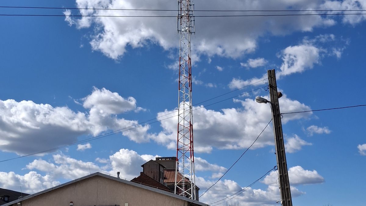 Nadajnik telekomunikacyjny zlokalizowany przy ul. Sandomierskiej