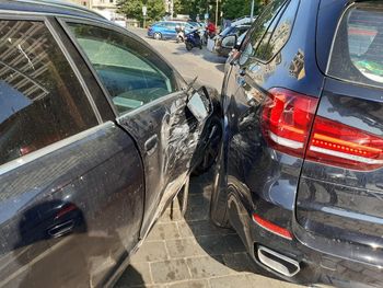 Stłuczka w pobliżu zlotu klasyków w Bydgoszczy. Sprawca dostał mandat oraz... trzy uderzenia "z liścia"