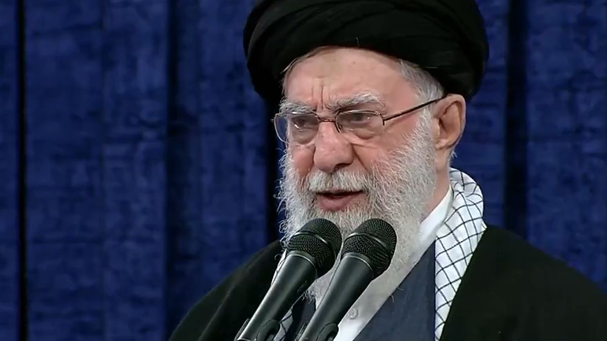 Ostatnie wystąpienie Chameneiego.