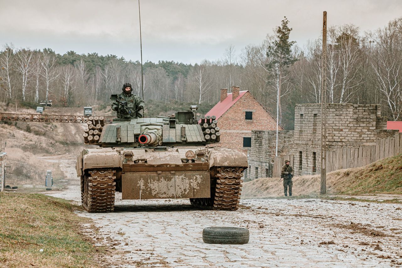 Żołnierze 15. Giżyckiej Brygady Zmechanizowanej podczas szkolenia przed wyjazdem na Łotwę - zdjęcie ilustracyjne