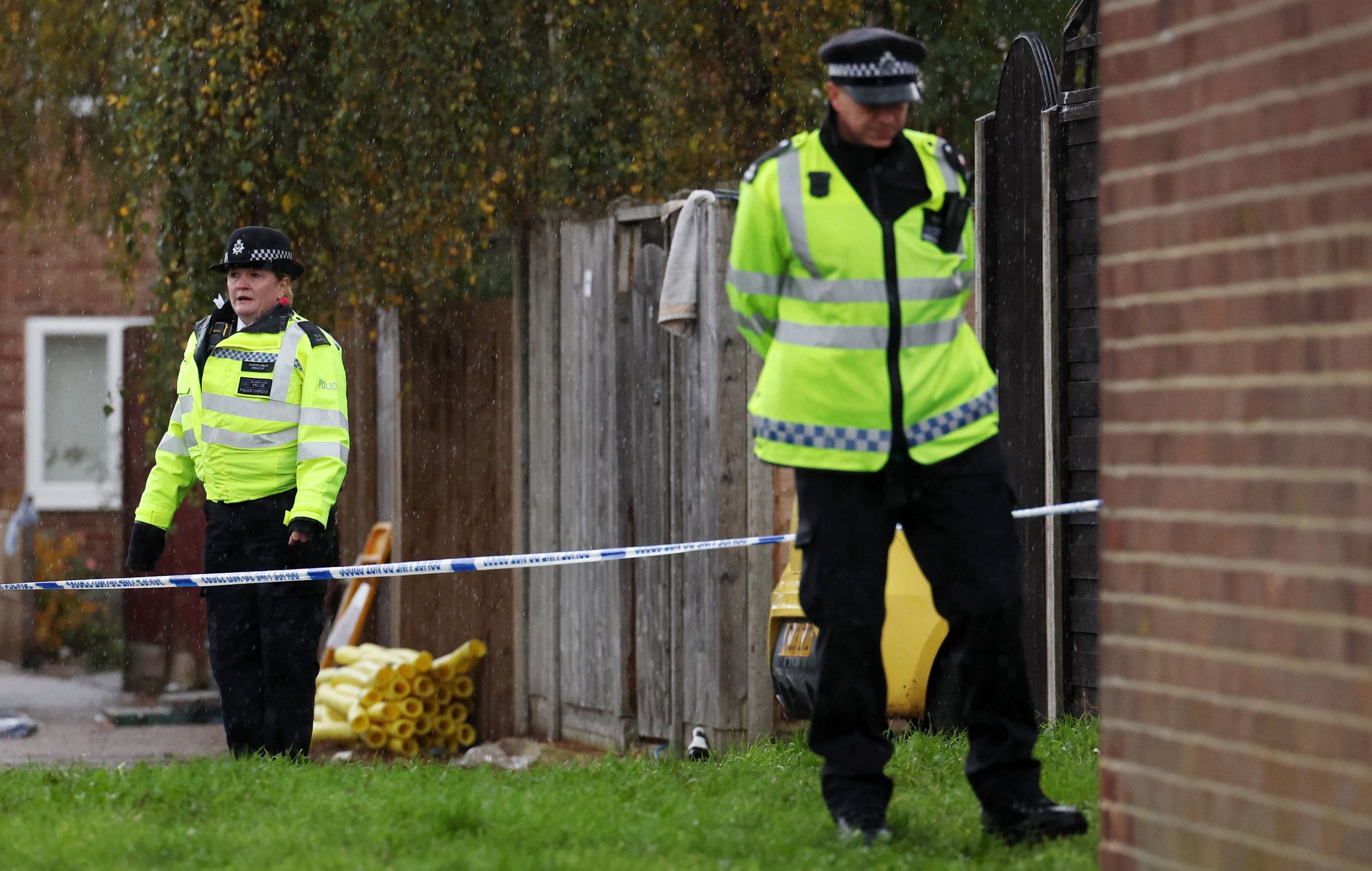 House fire in west London kills five
epa10974798 Police at the scene of a house fire that killed five people in west London, Britain, 14 November 2023. Two adults and three children died in the fire, while one person remains unaccounted for.  EPA/ANDY RAIN 
Dostawca: PAP/EPA.
ANDY RAIN