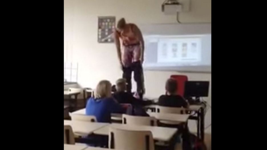 Nauczycielka zaczęła się rozbierać w trakcie lekcji. Uczniowie byli zszokowani