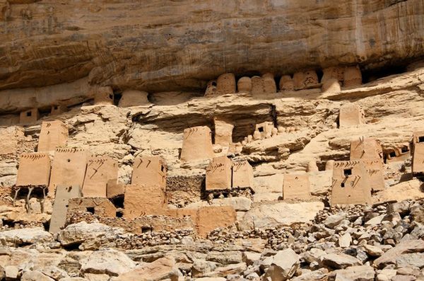 10 niesamowitych miast na skalnych klifach 9