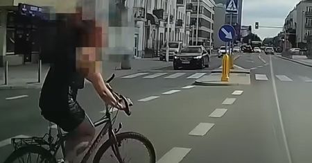 Kobieta była w innym świecie. Nagranie z Warszawy niesie się w sieci