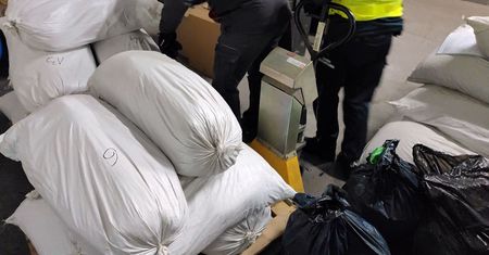 Zatrzymali samochód do kontroli. W środku znaleźli towar wart pół mln