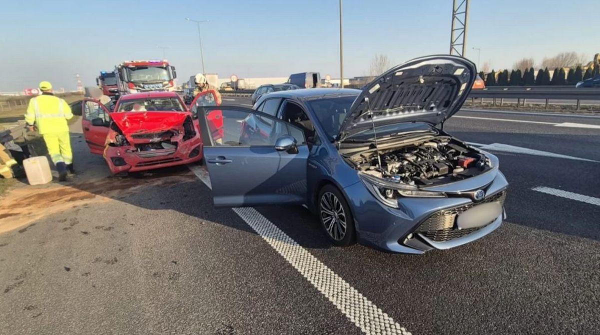 Strażacy gasili pożar śmieci, a w drodze powrotnej zostali wezwani do wypadku na autostradzie