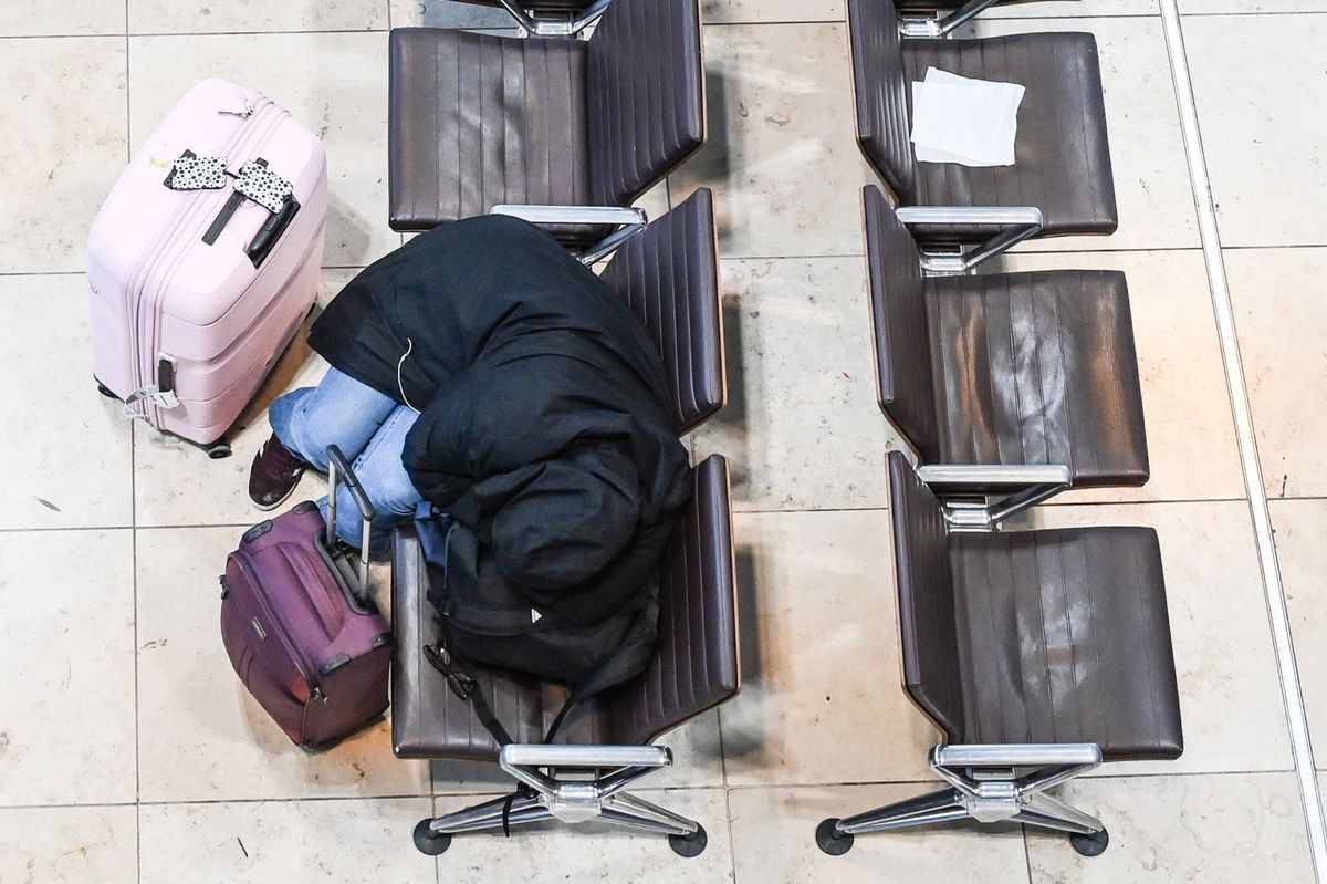 Turyści śpią na ławkach w oczekiwaniu na wznowienie lotów