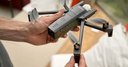 Parrot Anafi - kompaktowy dron, który może mierzyć się z DJI Mavic Air