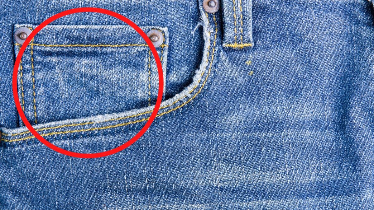 Do czego służy mała kieszonka w jeansach? 