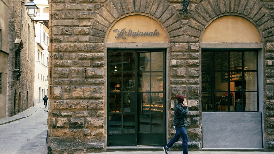 Florencka kawiarnia zaistniała w mediach za cenę około jednego euro.  Klient, który dostał za swoje kawowe zamówienie rachunek na kwotę 2 euro, wezwał policję, a ta ukarała przedsiębiorców mandatem 