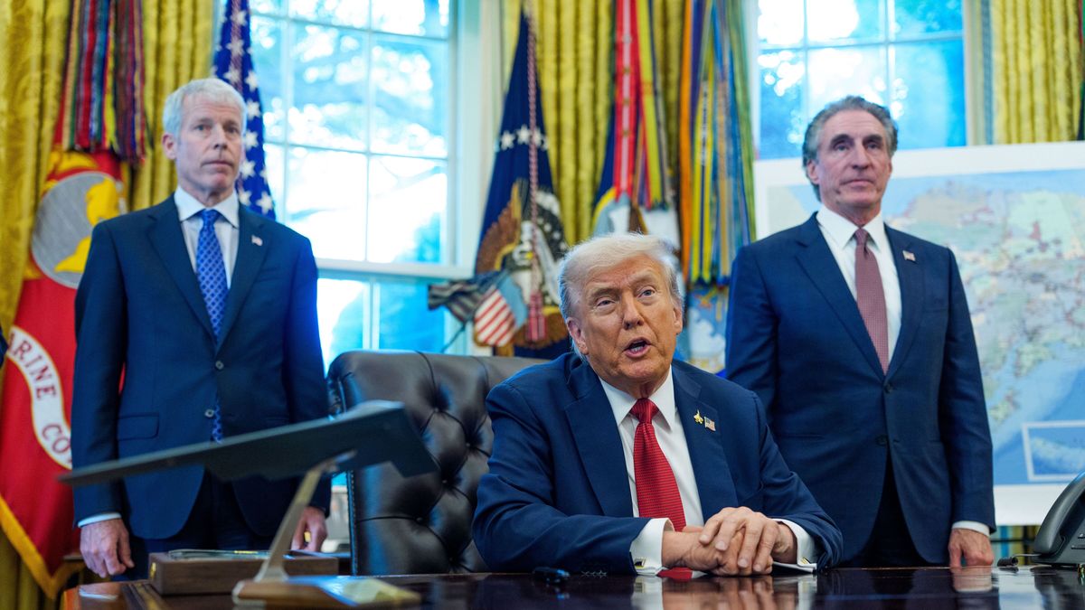 US President Trump Speaks the media in the Oval Office, Washington
epa12435760 US President Donald J Trump gives remarks with US Secretary of Energy Chris Wright and US Secretary of the Interior and Chair, National Energy Council and White House Energy Czar Doug Burgum looking on, after President Trump signed an executive order regarding Alaskan mining in the Oval Office of the White House in Washington, DC, USA, 06 October 2025.  EPA/Aaron Schwartz - Pool via CNP / POOL 
Dostawca: PAP/EPA.
Aaron Schwartz - Pool via CNP / POOL
White House, Politics, Media, conservative, Donald Trump