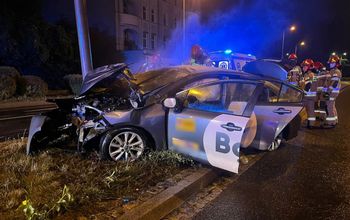 Taksówka roztrzaskała się o słup. Auto zapaliło się