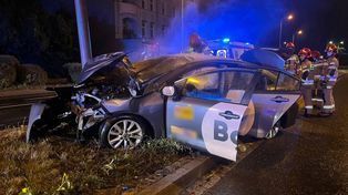 Taksówka roztrzaskała się o słup. Auto zapaliło się