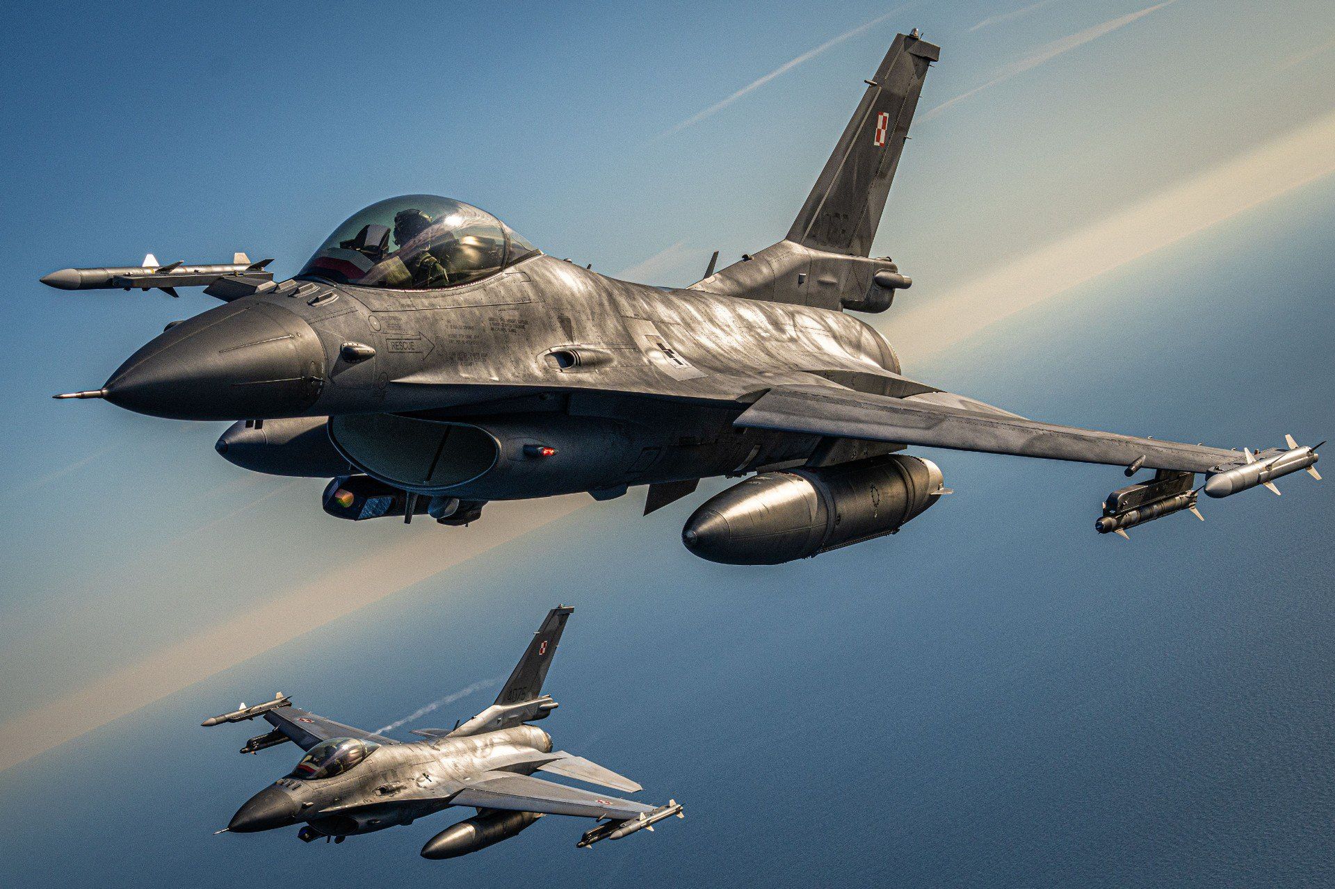 Polskie i sojusznicze F16 biorące udział w misji NATO Baltic Air Policing na Litwie.