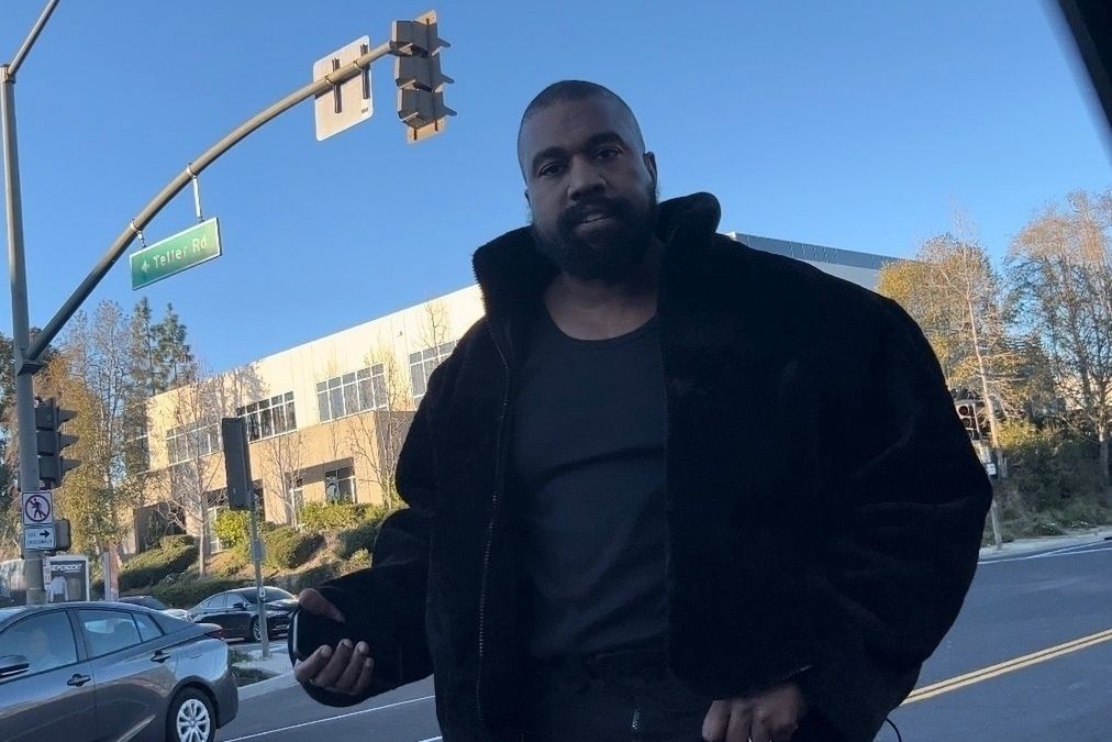 Kanye West został oskarżony o NAPAŚĆ