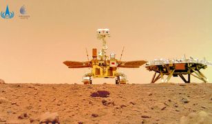 Chińska flaga na Marsie. Łazik Zhurong pokazuje selfie