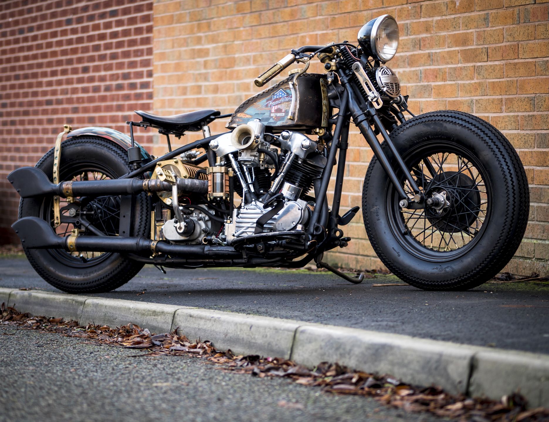 Piotr Parczewski ozdabia też customowe motocykle