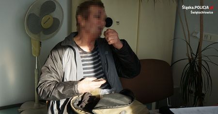 Pacjent wpadł w szał w karetce. Kopnął ratowniczkę i uderzył ją pięścią