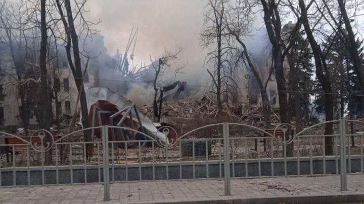zniszczeniaMariupol, Ukraina, 16.03.2022. Zbombardowany Teatr Dramatyczny w Mariupolu, 16 bm. W budynku kry�o si� blisko tysi�c mieszka�c�w miasta. Trwa inwazja Rosji na Ukrain�.  (kf) PAP/VROUVROUagresja, atak, atak Rosji na Ukrain�, dramatyczny, INWAZJA, nalot, naloty, Rosja Ukraina, rosyjska, rosyjski, schron, sytuacja na Ukrainie, teatr, wojna, wojna na Ukrainie, wok� Ukrainy, zbombardowany, zniszczenia, konflikt zbrojny