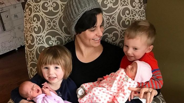 Fotografka cieszy się z narodzin podwójnych bliźniąt