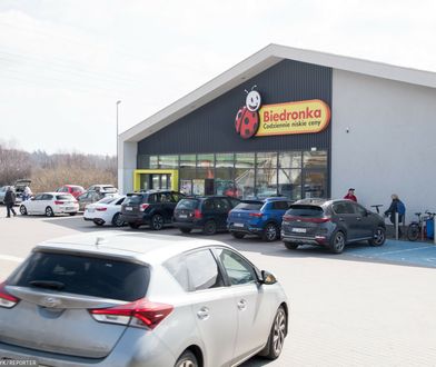 Nowy system na parkingach Biedronki. Sieć wyjaśnia, na czym polega