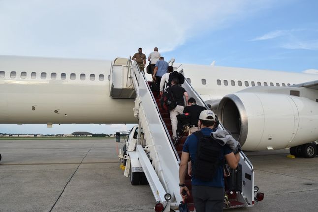 Członkowie zespołu FEST wsiadają do C-32B przed lotem do Libanu