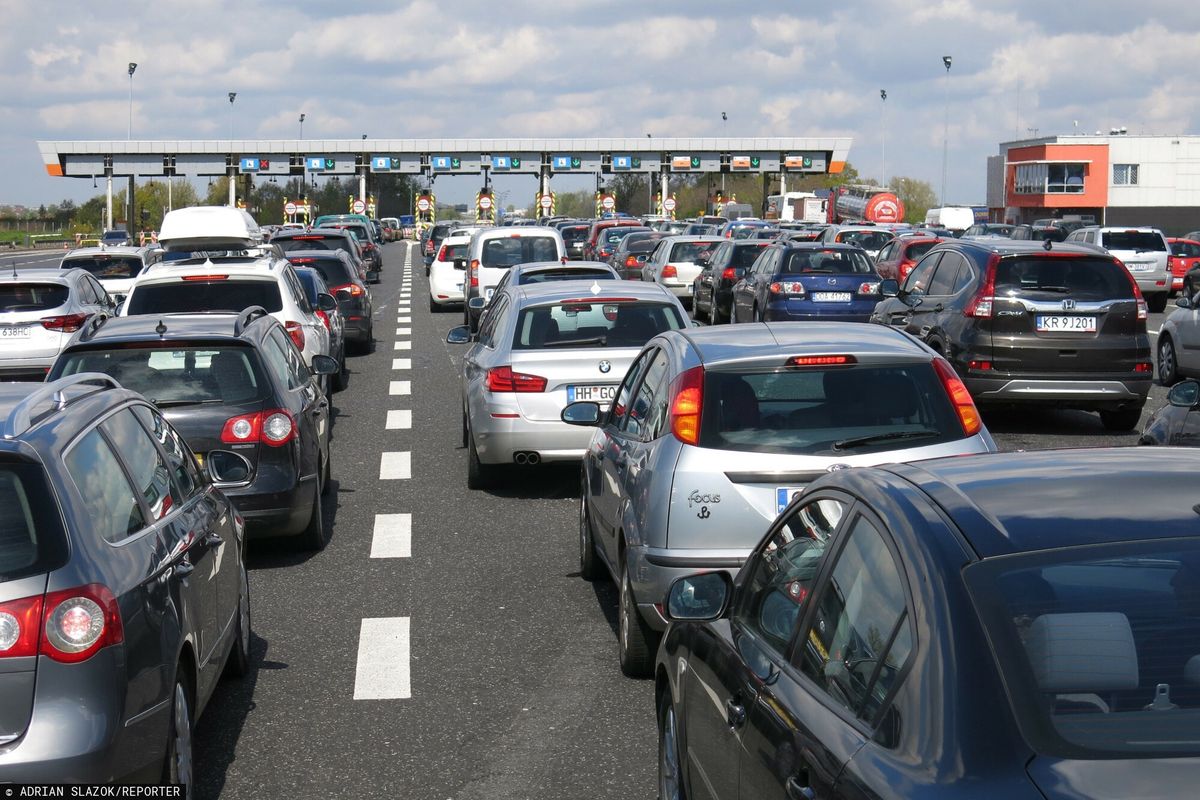 Wszystkie autostrady w Polsce powinny być bezpłatne dla użytkowników samochodów do 3,5 tony - uważa wiceszef resortu infrastruktury Przemysław Koperski