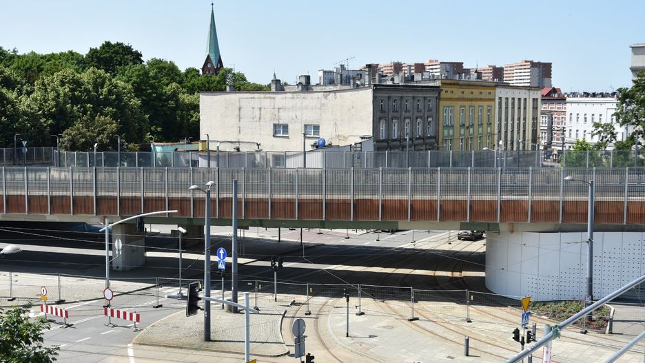Estakada w Chorzowie oraz Urzd Miasta wraz z rynkiem i centrum przesiadkowym.