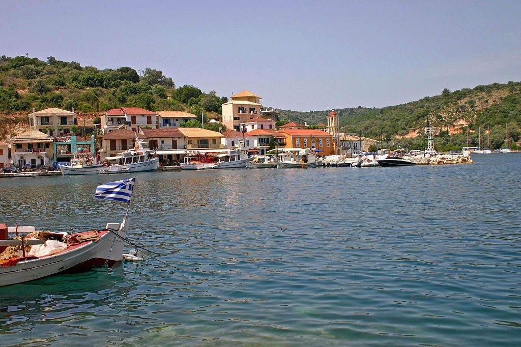 Większość turystów wizytę na Meganisi zaczyna od portu w Vathy