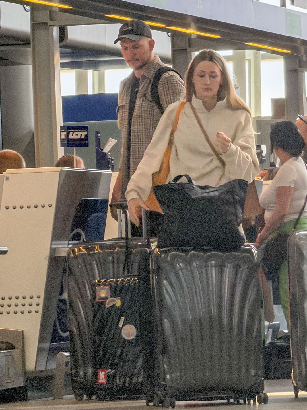 Bartosz i Anna Kurkowie na lotnisku