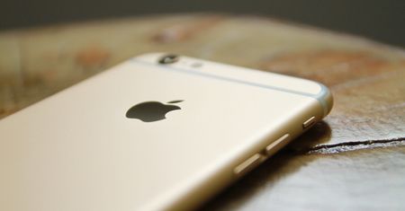 Skandaliczne warunki pracy. Tak się składa iPhone'y