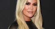 Khloé Kardashian w opiętym kombinezonie. Ubranie niemal zlewa się z ciałem