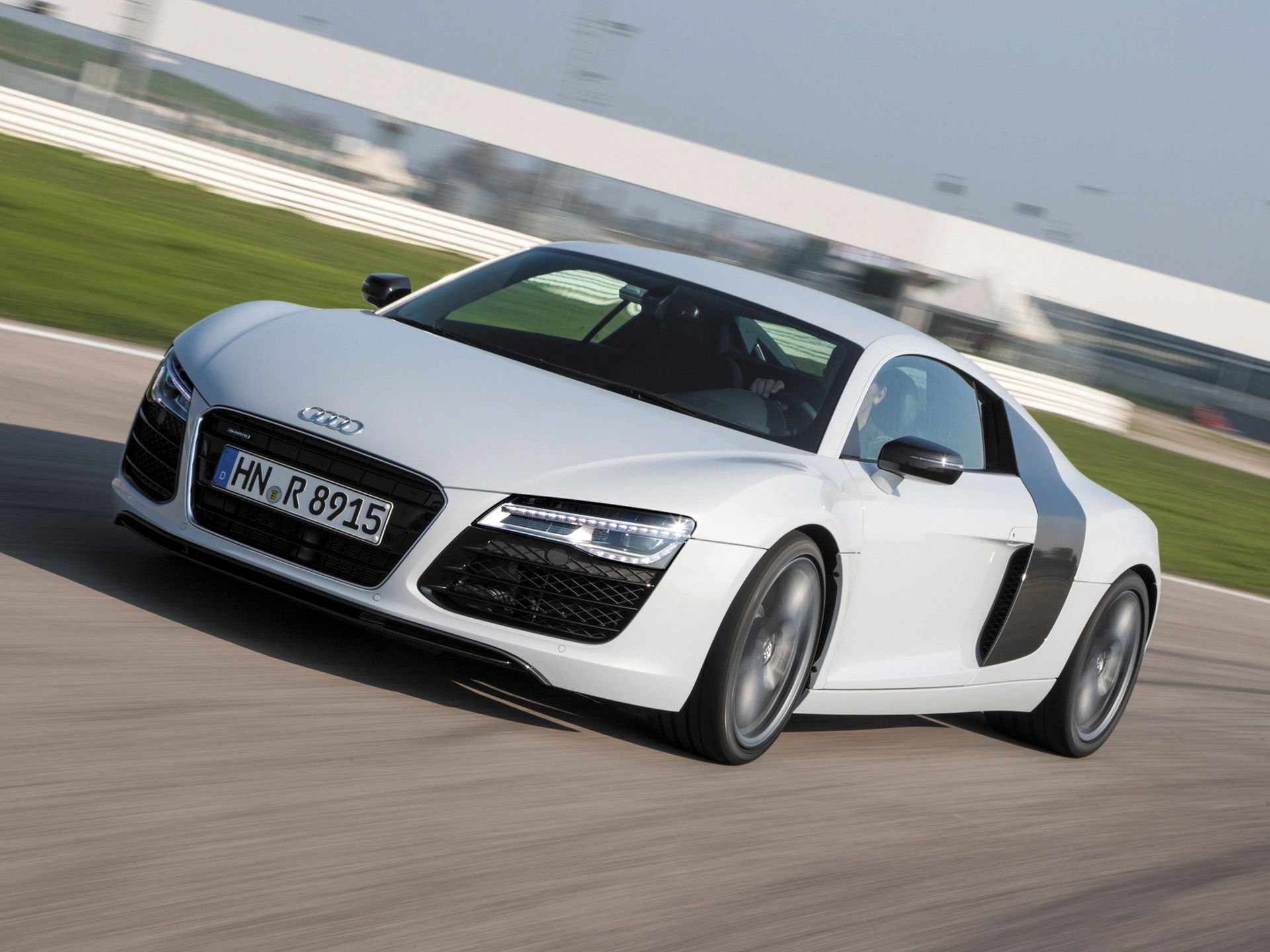 Kolejny samochód, który oberwie w starciu z hot hatchem Mercedesa to Audi R8 4.2 V8 FSI quattro S-Tronic z 2012 roku. Widlasta ósemka w w tym wozie generuje 430 KM. Z pomocą napędu na cztery koła i automatycznej przekładni S-Tronic motor ten katapultuje R8 do 100 km/h w 4,3 s. Szybko, ale A 45 robi to szybciej.
