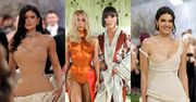 Klan Kardashian-Jenner bryluje na Met Gali 2026: Kylie bez brwi, Kris w kimono, Kim w pomarańczowej zbroi (ZDJĘCIA)
