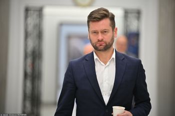 Poseł PiS ucina temat. Nie chce ujawnić, jaki wynajmuje samochód