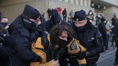 „Usłyszałem wtedy: Szmato, na ziemię!” Rozmawiamy z Jankiem Radziwonem o Strajku Kobiet i zatrzymaniu.